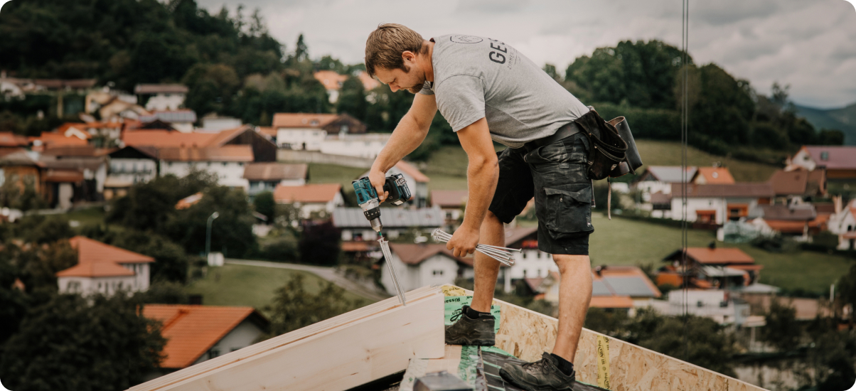 Dachdecker auf dem Dach
